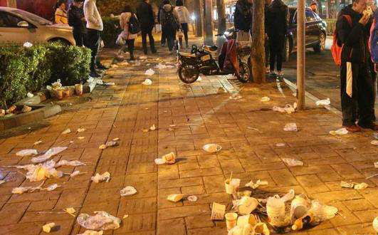 地攤經(jīng)濟催生人間煙火后，垃圾怎么處理