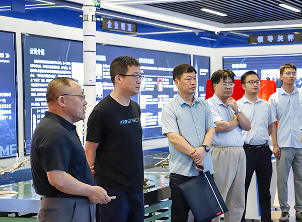 中航飛機(jī)起落架李銘董事長考察頂立科技 (2).JPG 中航飛機(jī)起落架李銘董事長考察頂立科技 (2).JPG